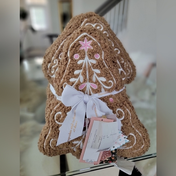 ❄️🌲NWT Cupcakes and Cashmere Gingerbread Pillow - Pink and White Set of 3 🌲 ❄️ - Picture 1 of 8